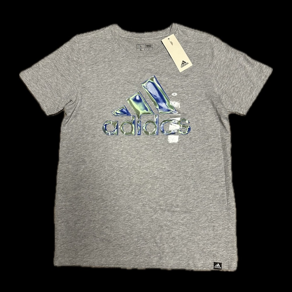 NEW with tag Adidas regular fit shirt in grey
Kid size (boys) large (US 14/16)